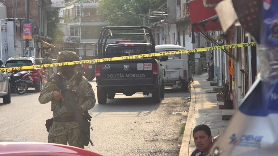  El comerciante quedó sin vida afuera de su negocio.