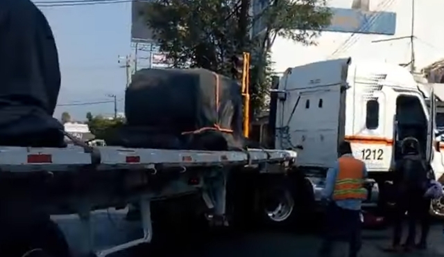 Se impacta moto contra un tráiler