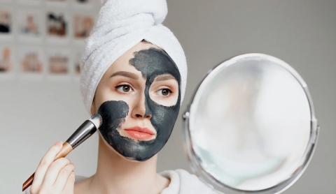 Carbón activado en skincare: Beneficios y riesgos que debes conocer