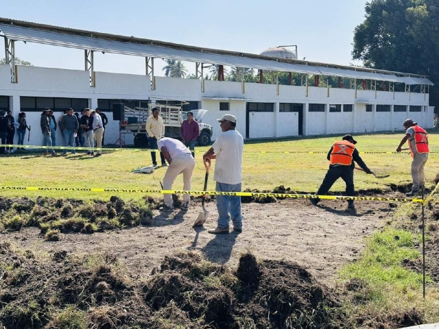 Autoridades municipales dieron el banderazo de arranque de la nueva cancha de pádel, que será de uso público.