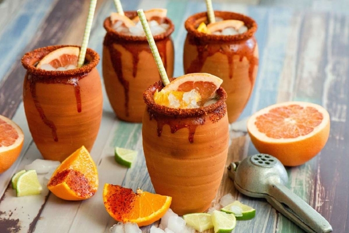 ¡Con tequila! Así puedes preparar unos deliciosos cantaritos mexicanos