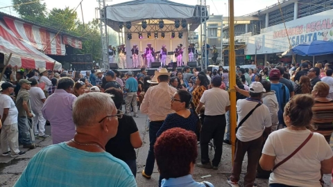Cientos de personas disfrutaron del baile organizado por los comerciantes.