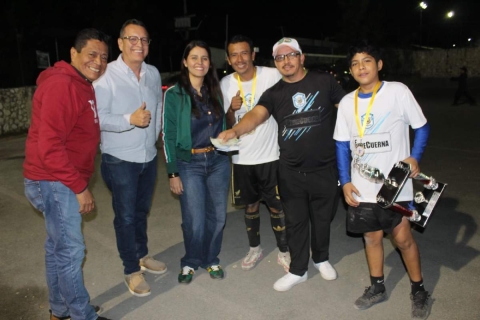 Los campeones Capibayas recibieron el trofeo y el premio.