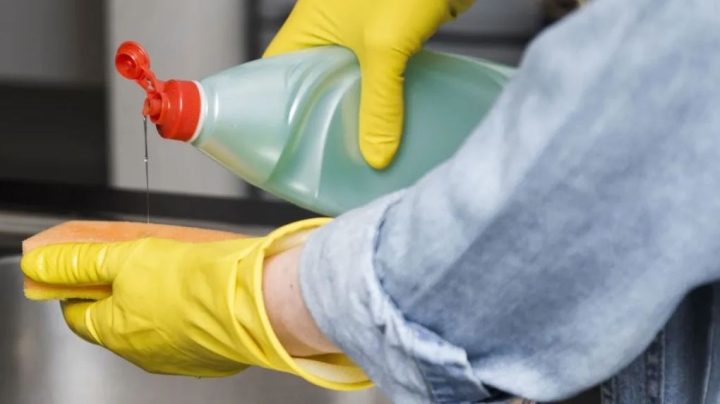 ¿Por qué nunca debes mezclar cloro con jabón para trastes? Es peligroso