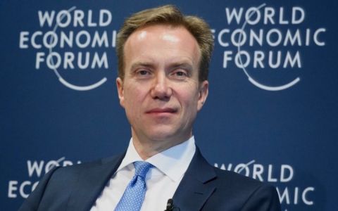 Director del Foro Econ&oacute;mico Mundial renuncia por v&iacute;nculos con Epstein