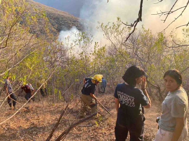 Este lunes las brigadas continuaban con las labores para controlar por completo el incendio.