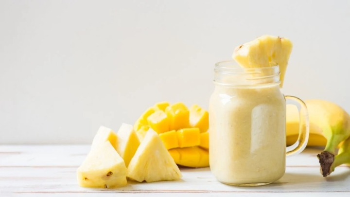 Smoothie energizante de mango y piña para un desayuno delicioso