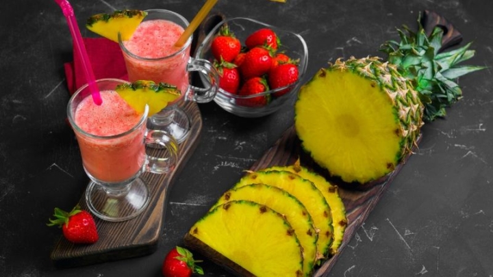 Prepara un delicioso jugo de piña con fresa para iniciar la semana, ¡te encantará!