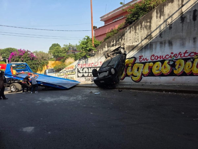  El auto terminó recargado sobre una barda.
