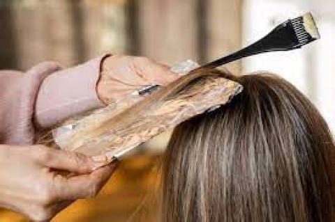 Disimula las canas con las mechas invertidas