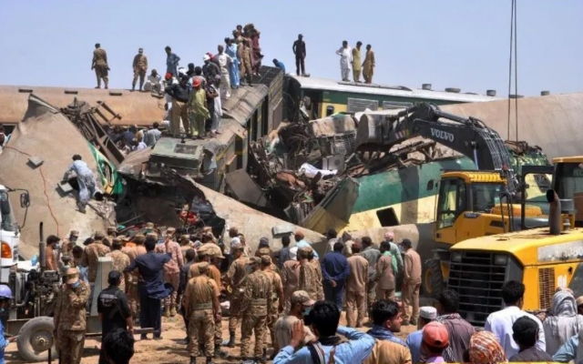 Suben a 63 los muertos en un choque de trenes en Pakistán
