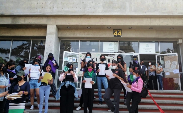 Protestan universitarias en campus Chamilpa