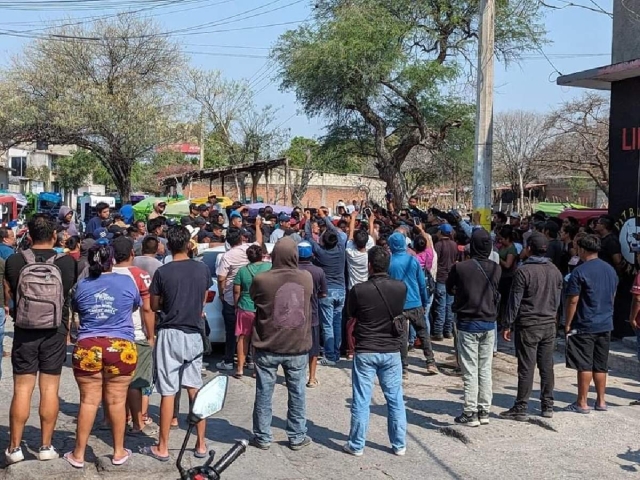 Decenas de pobladores impidieron que la mujer huyera.