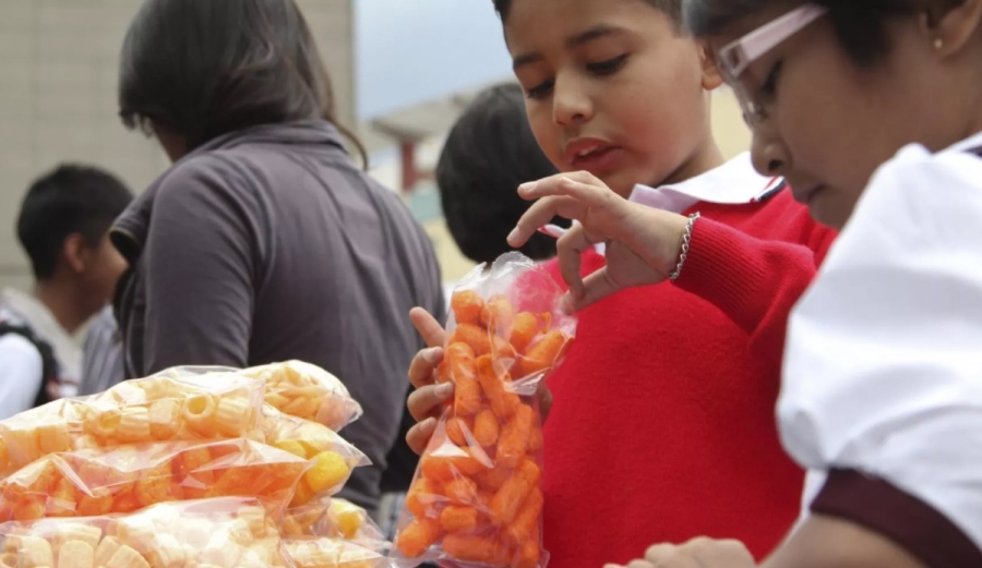 Multas por vender comida chatarra en escuelas de México a partir de marzo de 2025