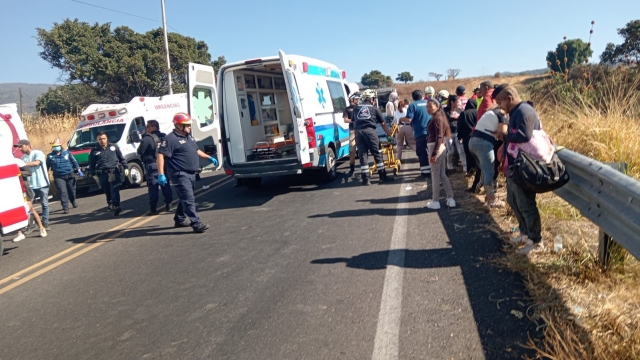 23 personas lesionadas, reporte inicial tras volcar autob&uacute;s de pasajeros en Tlalnepantla