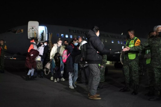 Llega a la CDMX el avión con los mexicanos rescatados de Ucrania