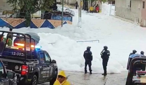 Desborde de presa &#039;Los Cuartos&#039; provoca inundaciones y espuma en Naucalpan