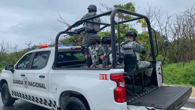 Guardia Nacional huye de convoy armado.