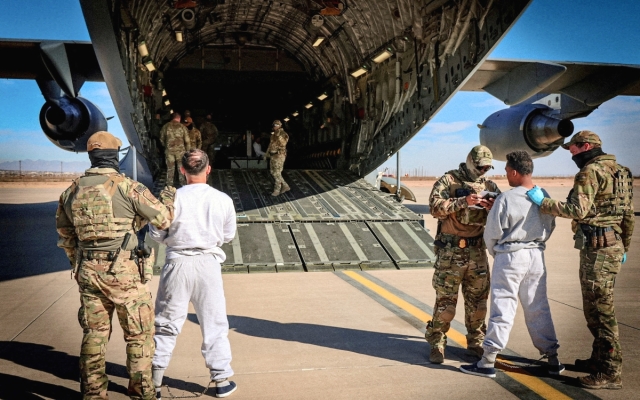 Trump deja de usar aviones militares para deportaciones debido al alto costo