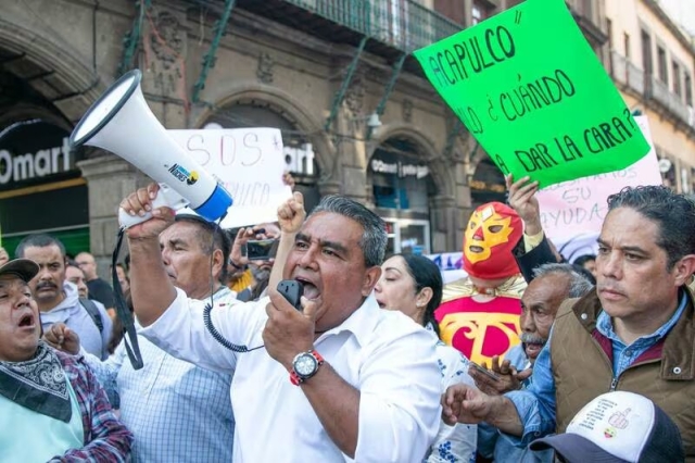 Ramiro Solorio, dirigente del PAN en Guerrero, y Evodio Velázquez Aguirre, ex alcalde de Acapulco, se encuentran encabezando la caravana de damnificados de Acapulco a la CDMX. 