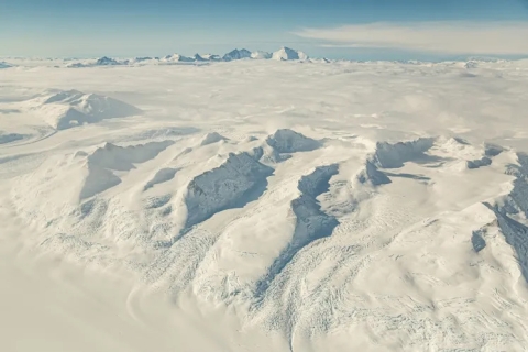 Nueva investigación revela antigua cordillera enterrada bajo el hielo de la Antártida