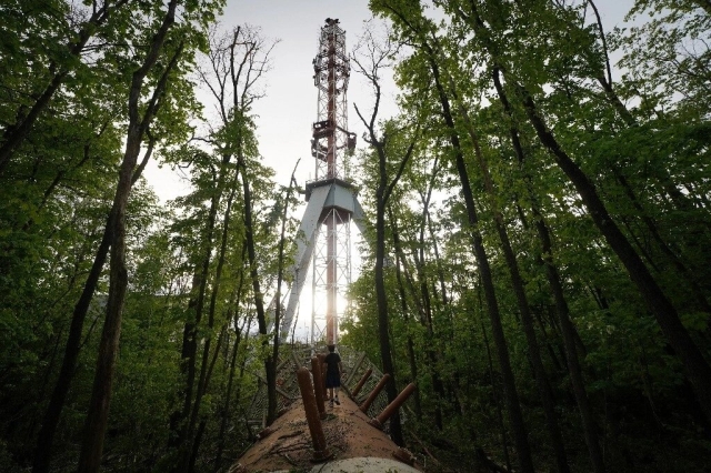 Ataque ruso destruye torre de televisión de Járkov, Ucrania