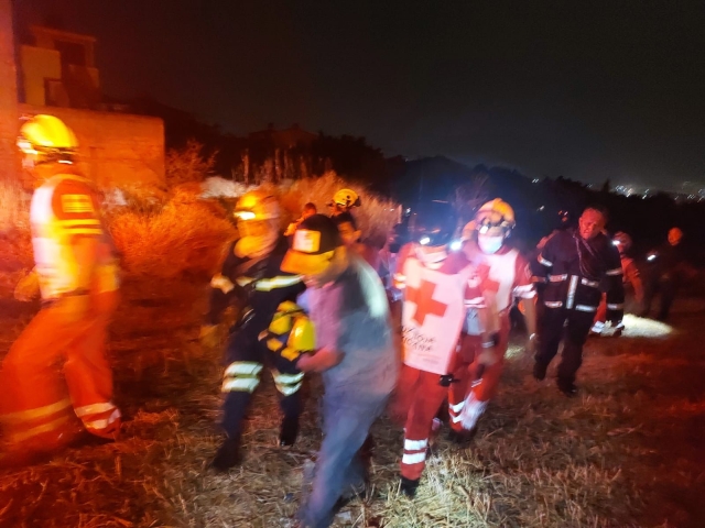 Dos lesionadas tras caer a barranca en un vehículo, en Lomas de Ahuatlán