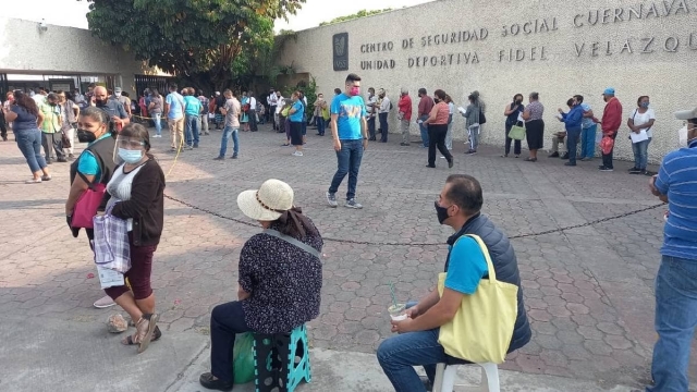 En la unidad deportiva “Fidel Velázquez” se registró menor afluencia de solicitantes de la vacuna, en comparación con el lunes.   