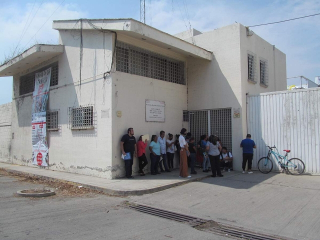  Una larga fila de aspirantes respondió a la convocatoria que lanzó la nueva empresa “Zorro”, que estará donde era la bodega de una refresquera.