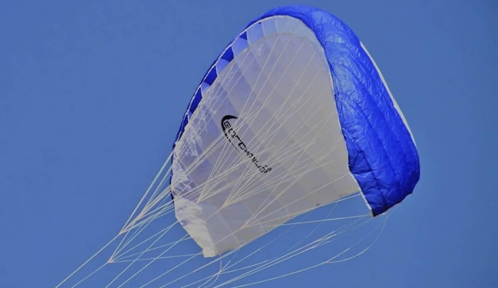 Salta al vacío tras engancharse en paracaídas de turista