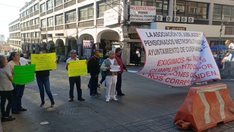 Se manifiestan jubilados del ayuntamiento capitalino; piden reincorporación al Instituto de Crédito