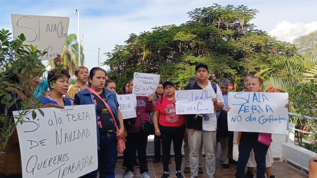 Se manifiestan comerciantes del mercado ALM; piden se les permita instalar tianguis navideño