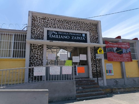 Los padres confían en que separarán del cargo a la directora para que pronto se reanuden las clases.