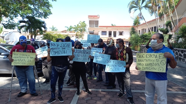 Luchadores se manifestaron en el ayuntamiento capitalino