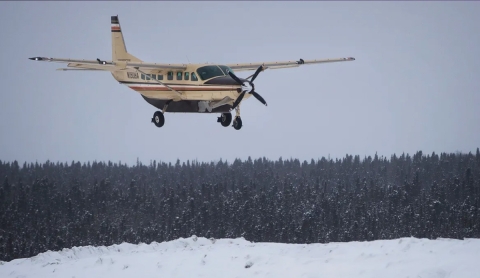 Rescatan a un hombre y dos niños tras accidente aéreo en un lago helado de Alaska