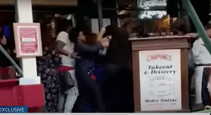 Golpean a empleada de restaurante en Nueva York.