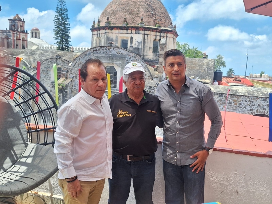 Reconocen trayectoria periodística de Roger Chávez