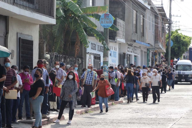 A pesar del rebrote, las aglomeraciones han sido frecuentes en los últimos días, como en los registros para obtener una pensión.