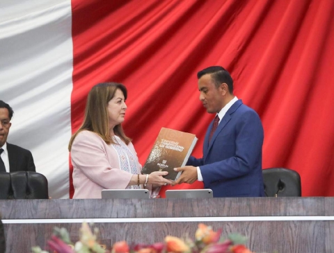 La gobernadora Margarita Gonz&aacute;lez Saravia formaliz&oacute; la entrega de su primer informe al presidente de la Mesa Directiva del Congreso, Isaac Pimentel. 