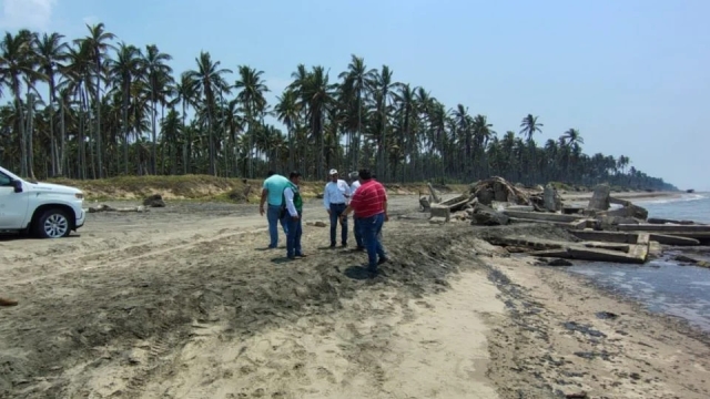 Pemex negocia con pescadores afectados por derrame en Paraíso, Tabasco