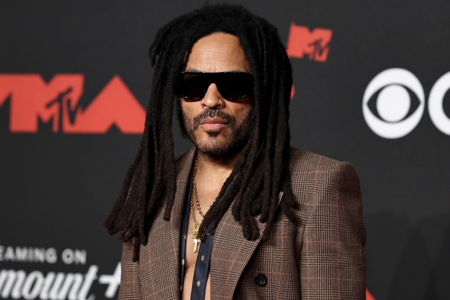 Lenny Kravitz sufre un incidente en pleno concierto: Una fan le arranca las rastas