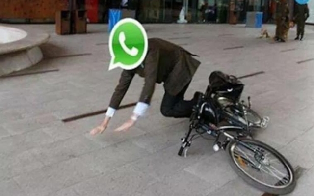 Usuarios responden con memes a la caída de Whatsapp