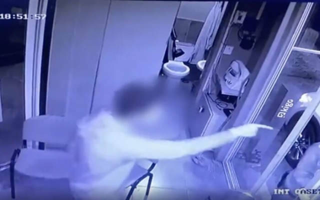 Joven que atacó a guardia en Puebla ya no está en México, revela su papá
