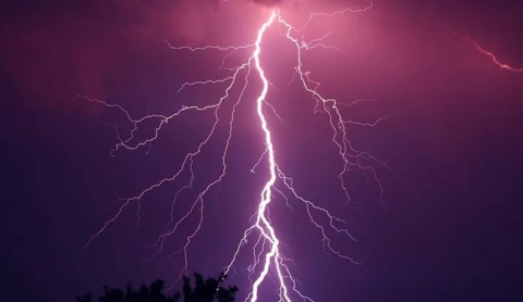 Muere niño tras caída de un rayo