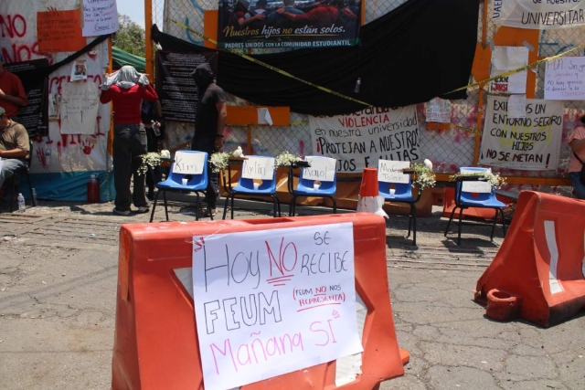 Padres de familia hicieron presencia ayer en la Puerta 1 del campus Chamilpa para expresar apoyo a los estudiantes que tienen tomadas las instalaciones universitarias. 