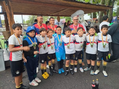 El equipo de niños del colegio está determinado a conseguir el primer lugar y ganar el primer premio que ofrece el torneo.