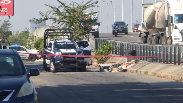  El cuerpo fue abandonado a orillas de la vialidad.