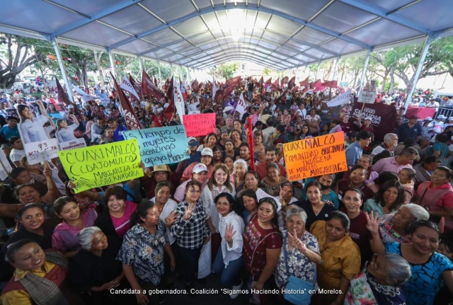 Margarita González Saravia dialogó con integrantes de comunidades indígenas en un acto masivo en el zócalo de Cuernavaca.