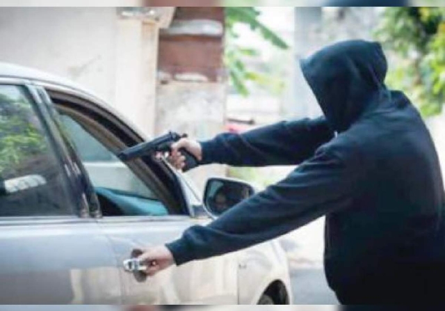 Lo amagaron con una pistola para robarle su camioneta