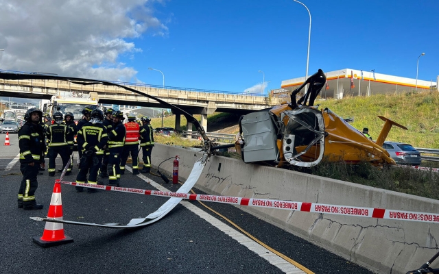 Helicóptero se estrella en autopista de Madrid y deja tres heridos